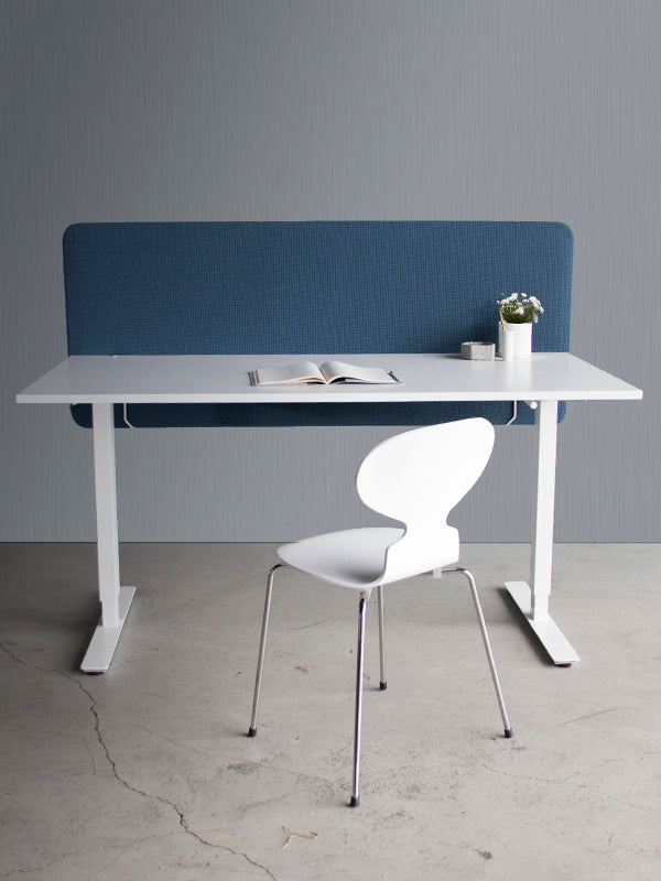 Acoustic textile felt, sound absorbing table divider with white slide on table mounts. Bordskjerm for skrivebord.  Avskjerming og lyddemping på kontor
