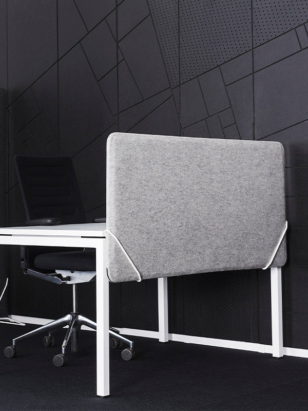Sound absorbing table screen in light grey in a open plan office. 